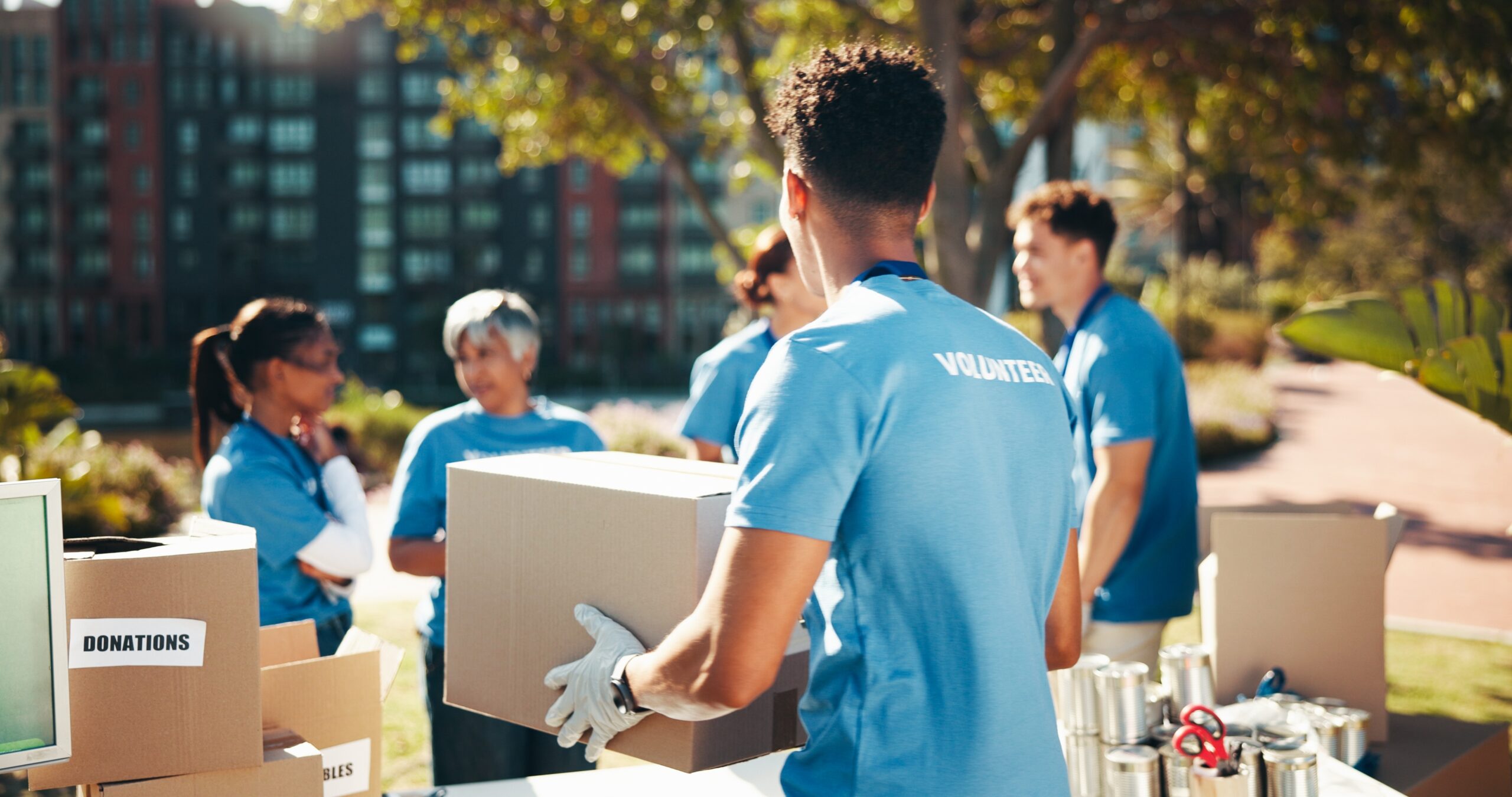 outdoor volunteer with it support